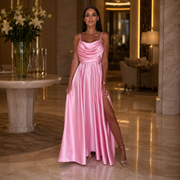 Robe Satin Rose Élégance – Fendue & Dos Nu à Bretelles