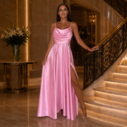 Robe Satin Rose Élégance – Fendue & Dos Nu à Bretelles