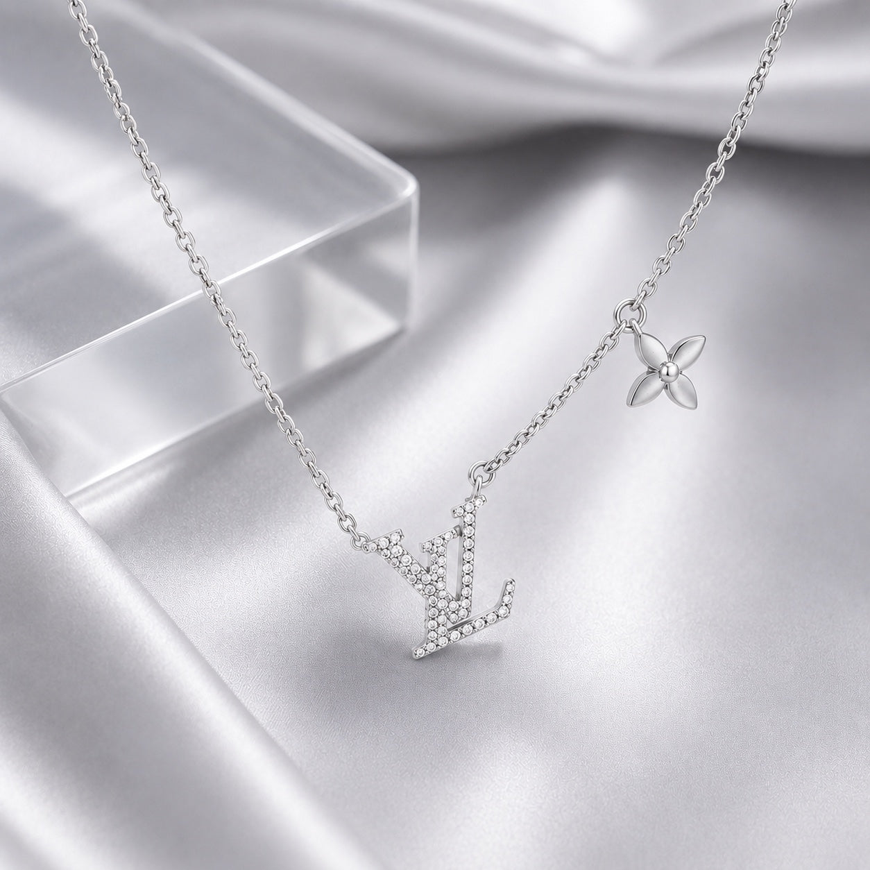 Collier Monogramme Éclat Argenté & Fleur